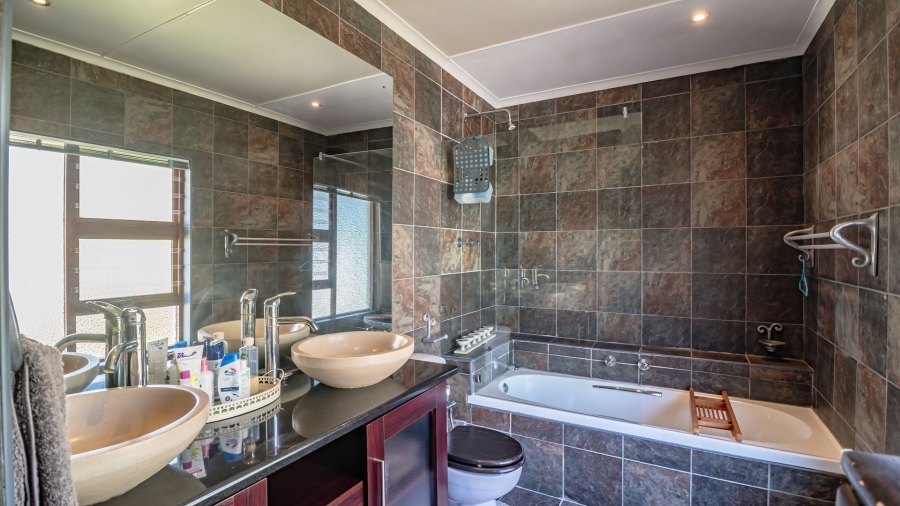 4 Bedroom Property for Sale in Bonza Bay Eastern Cape